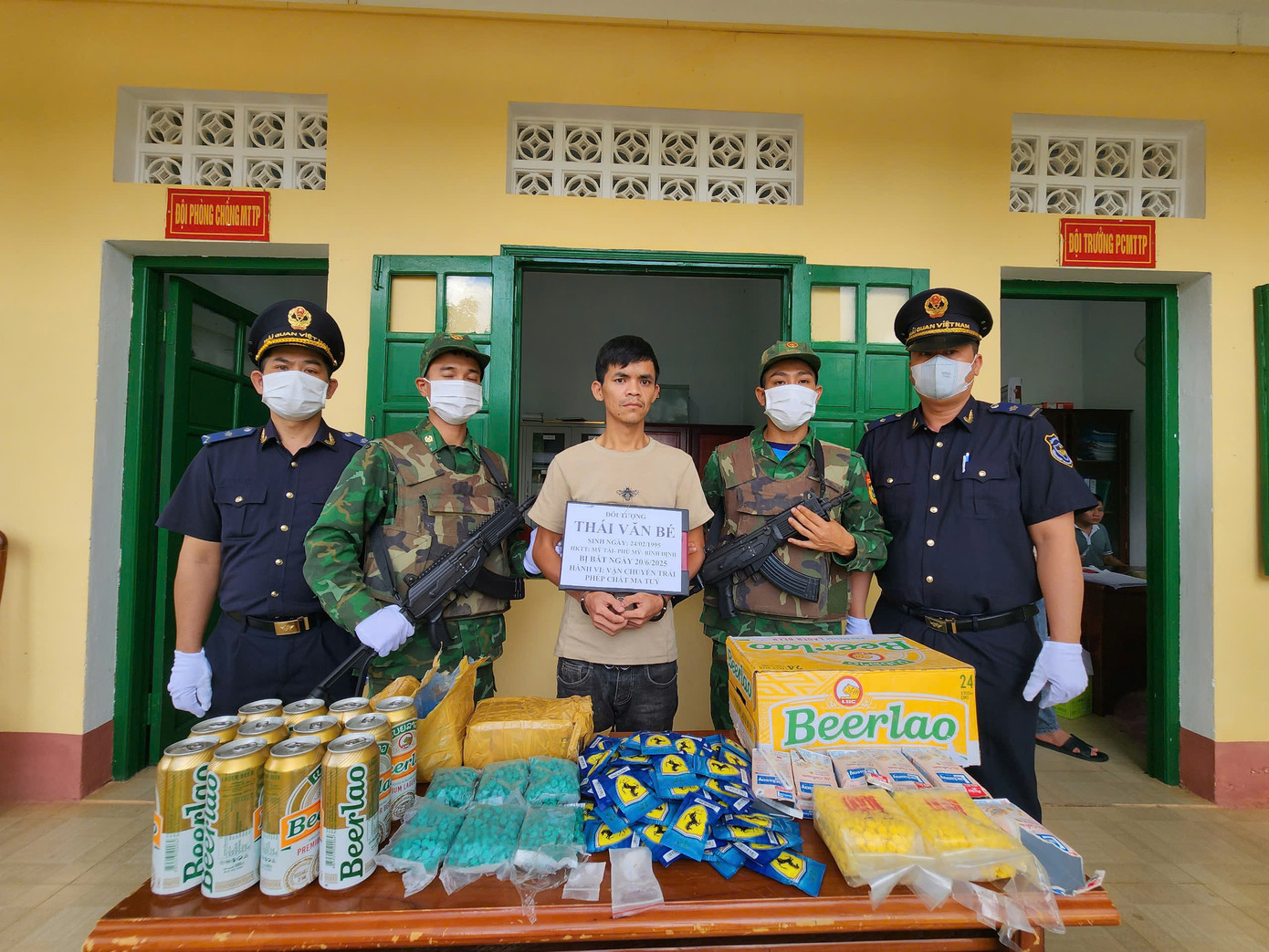 Đối tượng và tang vật bị thu giữ.