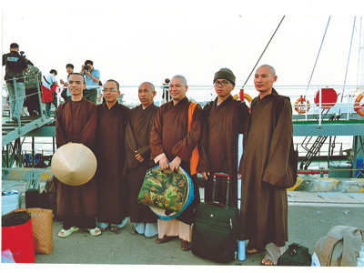 Tháng 5-2012, một chuyến tàu hải quân đưa Ðại đức Thích Giác Nghĩa cùng 5 nhà sư khác cưỡi sóng, vượt biển ra với quần đảo thân yêu của Tổ quốc Ảnh do Đại đức cung cấp