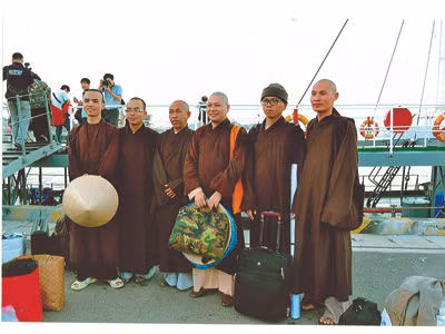 Tháng 5-2012, một chuyến tàu hải quân đưa Ðại đức Thích Giác Nghĩa cùng 5 nhà sư khác cưỡi sóng, vượt biển ra với quần đảo thân yêu của Tổ quốc Ảnh do Đại đức cung cấp