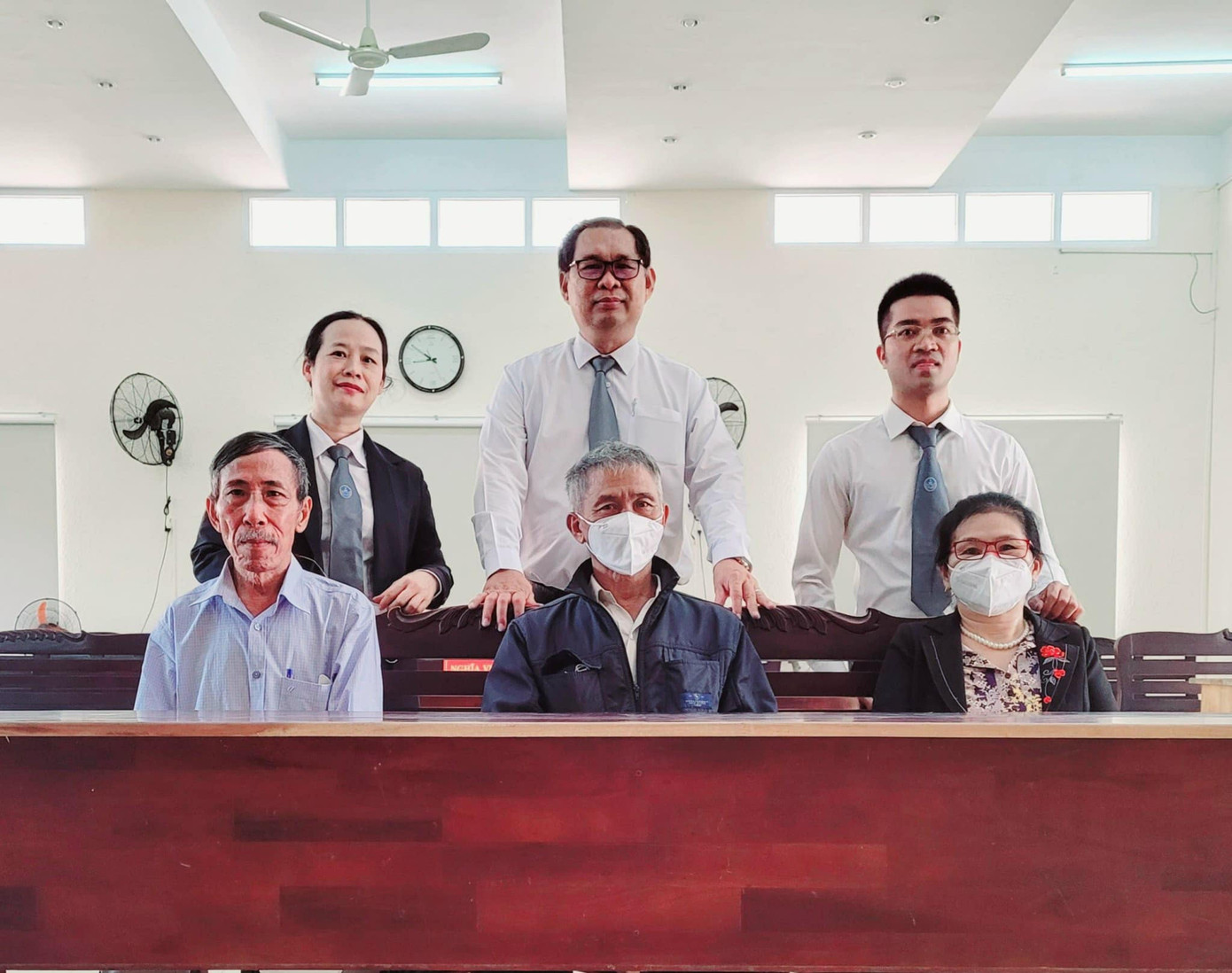 Phía nguyên đơn tại phiên tòa.