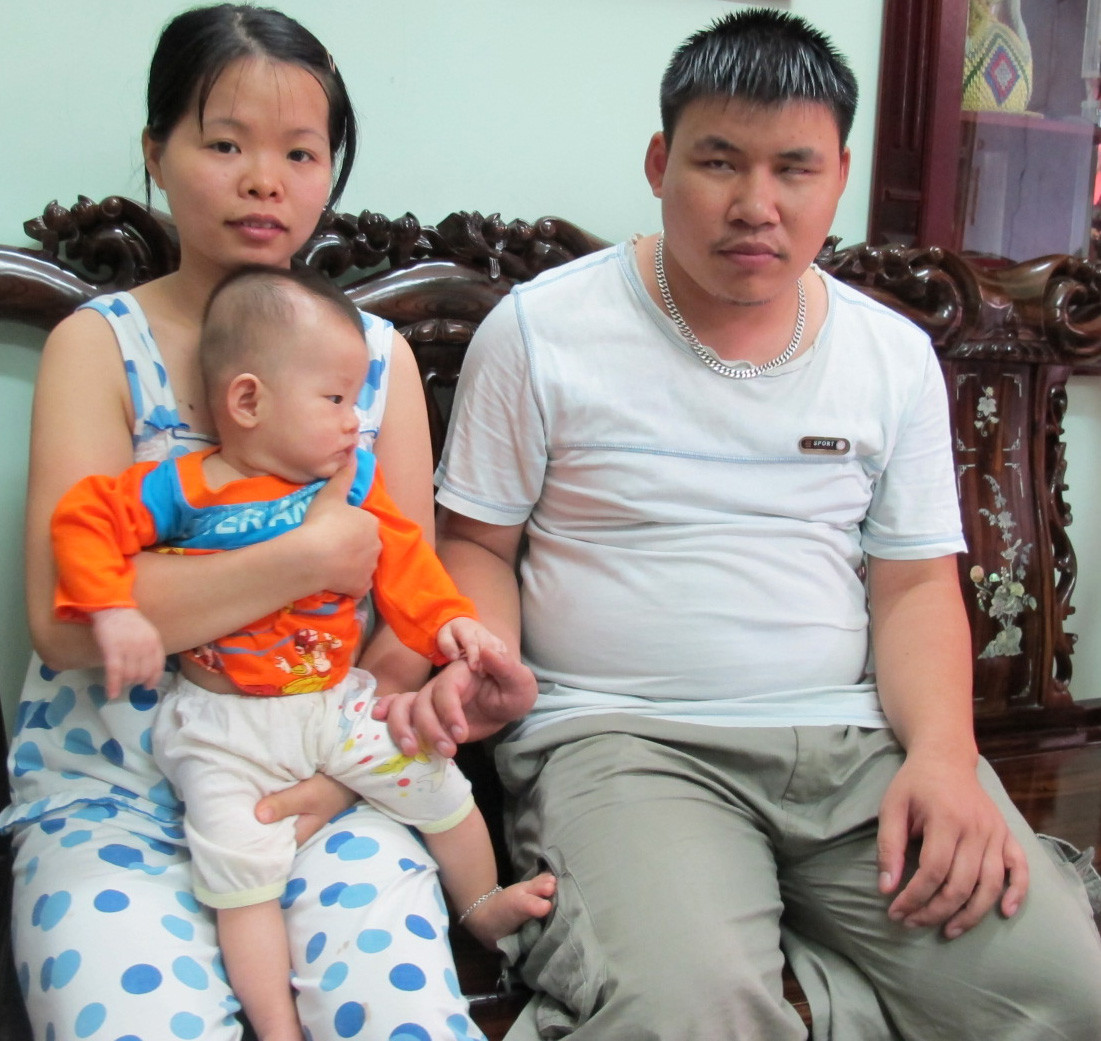 Hùng hạnh phúc bên vợ và con trai đầu lòng