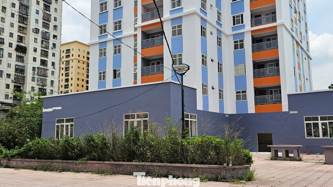 Quan sát từ bên ngoài cho thấy, các tòa nhà đang được sơn sửa lại mặt ngoài, các lan can đã được sơn lại, một số cửa kính vỡ đã được thay thế.