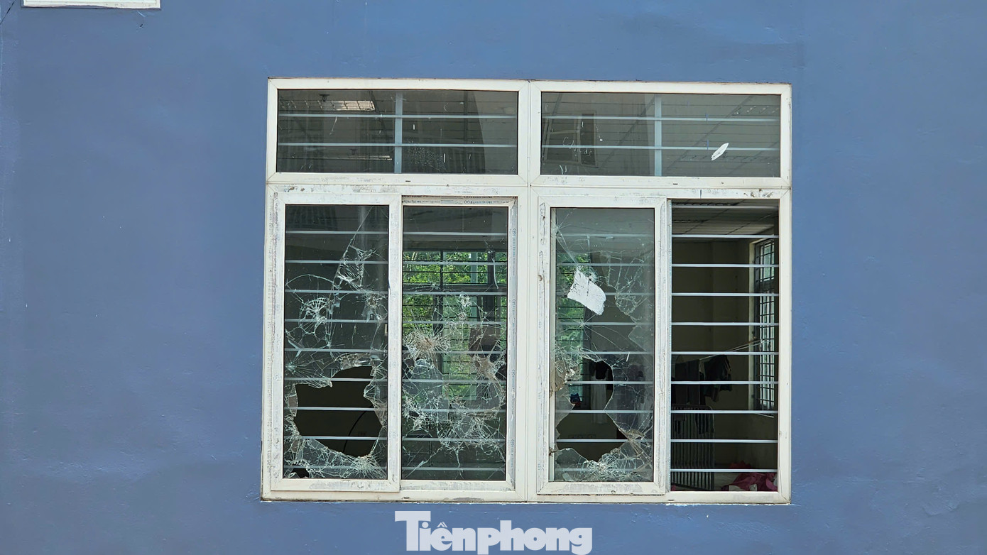 Kính cửa sổ một số ki ốt tại tầng 1 tòa nhà tái định cư vẫn chưa được thay thế.