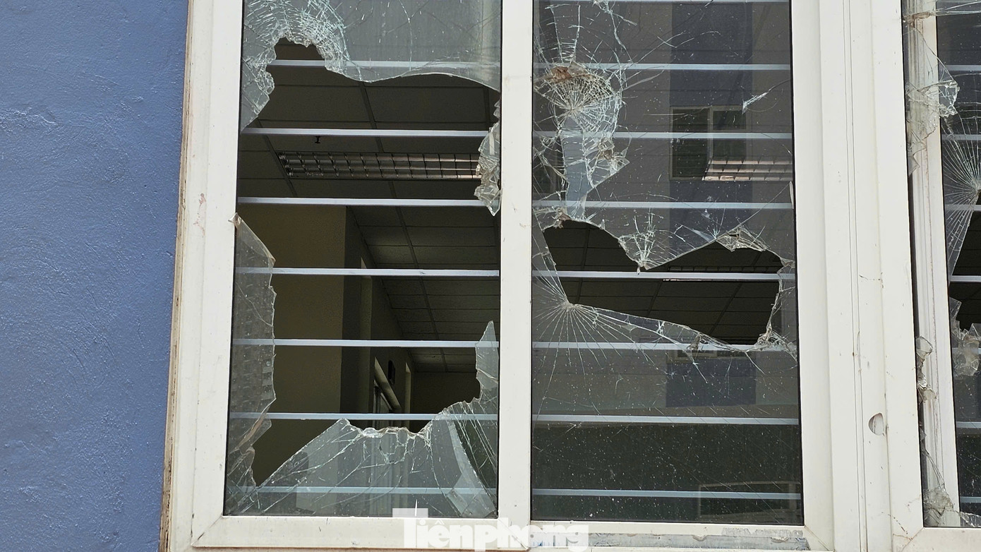 Kính cửa sổ một số ki ốt tại tầng 1 tòa nhà tái định cư vẫn chưa được thay thế.