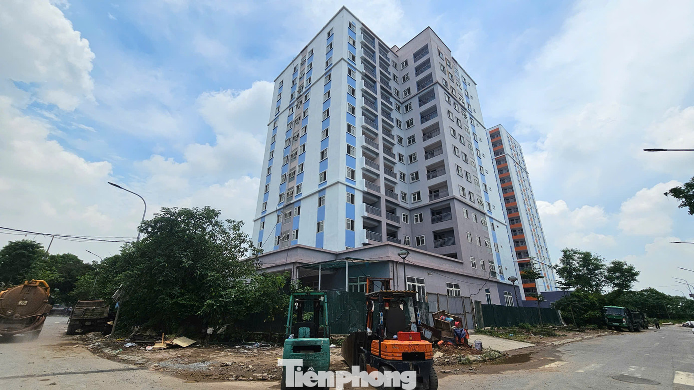 Trao đổi với PV Tiền Phong, lãnh đạo Ban Quản lý dự án đầu tư xây dựng quận Hoàng Mai - cho biết, đơn vị đang thực hiện chỉnh trang, cải tạo lại 3 tòa nhà chung cư CT1, CT2 và CT3 nằm trong dự án Khu nhà ở tái định cư Đền Lừ III (quận Hoàng Mai) để bàn giao cho các các hộ dân về ở, trong đó có các hộ thuộc diện di dời để thực hiện dự án mở rộng đường Tam Trinh (quận Hoàng Mai).