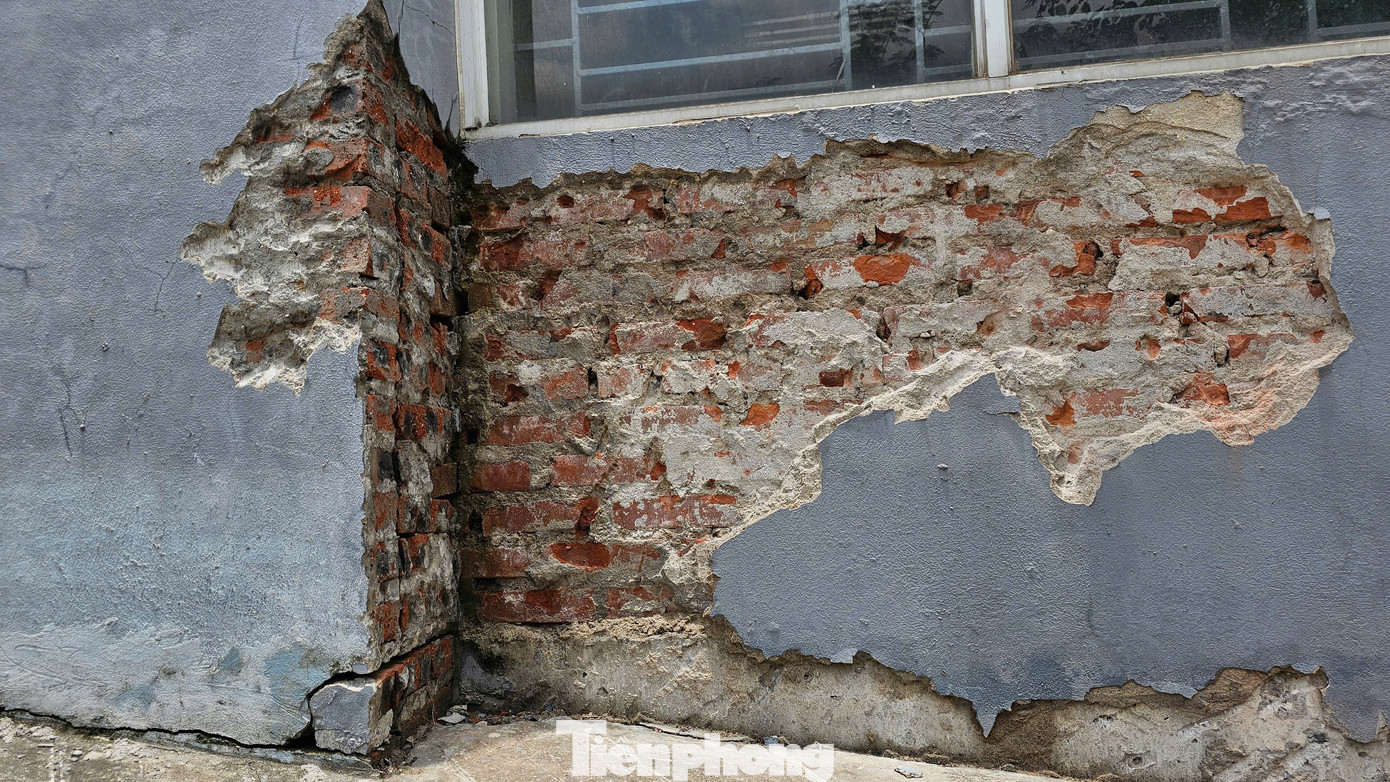 Tuy nhiên, tại các tòa nhà tái định cư này nhiều hạng mục vẫn còn ngổn ngang, tường nứt toác, bong tróc...