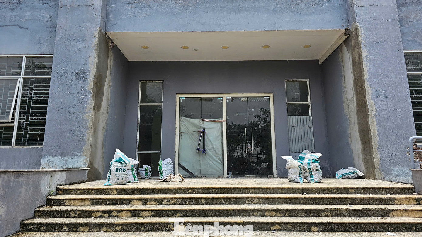 Tuy nhiên, tại các tòa nhà tái định cư này nhiều hạng mục vẫn còn ngổn ngang, tường nứt toác, bong tróc...