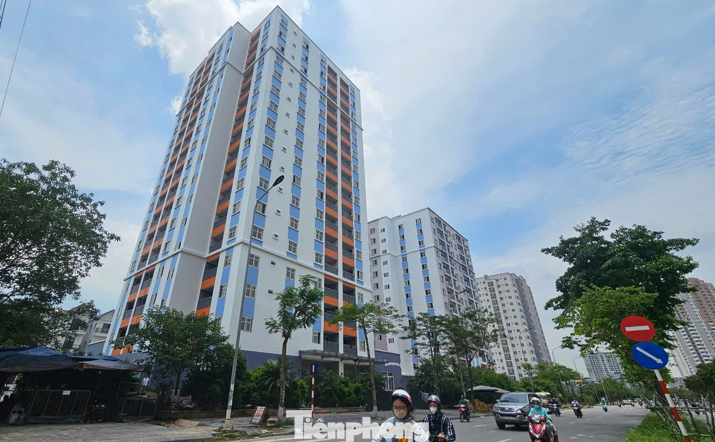 Theo ghi nhận của PV Tiền Phong, 3 tòa nhà chung cư CT1, CT2 và CT3 nằm trong dự án Khu nhà ở tái định cư Đền Lừ III (quận Hoàng Mai) đang được chỉnh trang, cải tạo lại theo chỉ đạo của UBND TP Hà Nội sau nhiều năm bỏ hoang lãng phí.