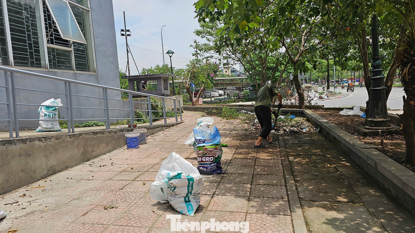 Khuôn viên xung quanh các tòa nhà tái định cư này cũng đang được dọn dẹp.