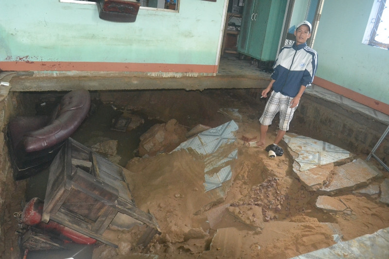 Kiểu nước lũ ùn từ dưới lòng đất lên và ôm trọn cả gian nhà dân tại Nhơn Hưng, An Nhơn được xem là hy hữu nhất trong hàng trăm cơn lũ lịch sử xẩy ra tại Bình Định. Ảnh Việt Hương