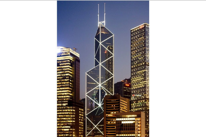 Trong hình là nhà trụ sở tại Hồng Kông của ngân hàng Bank of China. Tòa nhà này là tòa nhà đầu tiên bên ngoài biên giới nước Mỹ có độ cao vượt 1.000 foot, tương đương khoảng 305m