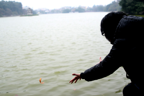 Hàng nghìn người đổ về hồ Gươm đế phóng sinh
