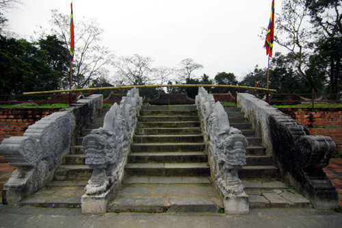  Nối giữa sân rồng và chính điện là thềm rồng gồm 9 bậc với hai đôi rồng đá được khắc tinh xảo, đặc trưng của rồng thời Lê. Phía sau điện Lam Kinh là Thái miếu, chạy theo hình vòng cung ôm lấy khu chính điện. 