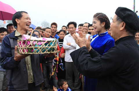 ... và phần thưởng là một con gà, một chai rượu cho người thắng cuộc. Ảnh: Trường Phong