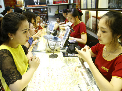 Mua bán vàng tại cửa hàng Bảo Tín Minh Châu. Ảnh: Ngọc châu. Mua bán vàng tại cửa hàng Bảo Tín Minh Châu. Ảnh: Ngọc châu