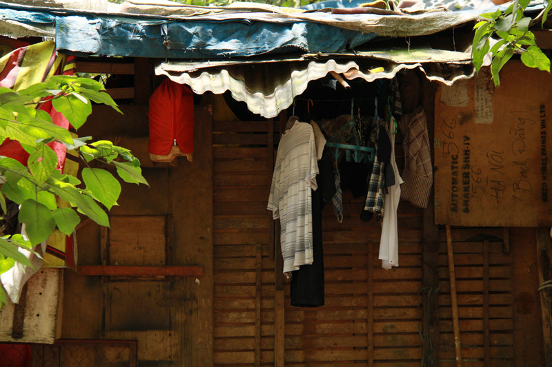 Những người sống ở đây đều cho biết, dù cuộc sống có khó khăn, vất vả nhưng họ luôn cố gắng, vui vẻ làm việc. Trong ảnh, một chiếc lồng chim được treo cạnh 