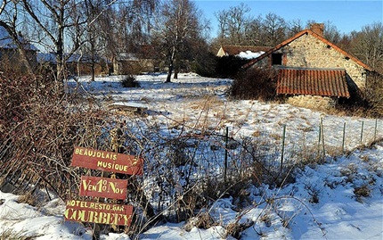 Ngôi làng Courbefy, Pháp với giá bán 435.000 USD. Ngôi làng Courbefy, Pháp với giá bán 435.000 USD