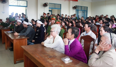 Đông đảo người dân tới xem xét xử vụ án. 