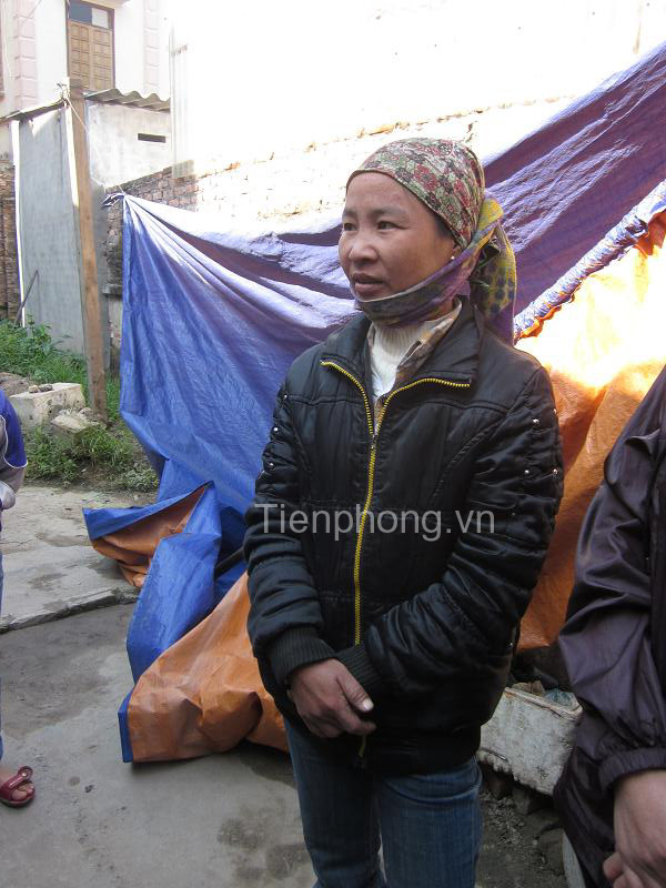 Một trong những người đầu tiên phát hiện vụ cháy là chị Nguyễn Thị Tần. Ảnh: Vũ Viết Tuân.