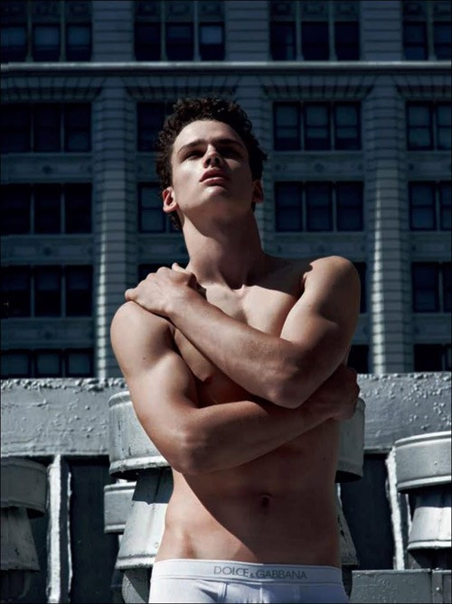 Anh sở hữu gương mặt khá thư sinh