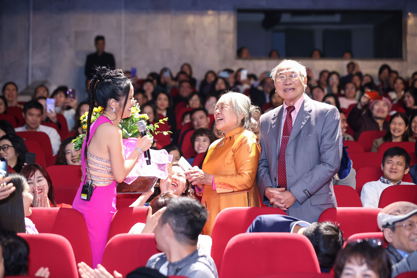 Hồng Nhung tỏ rõ sự xúc động và nói vinh hạnh được hát trong &quot;đám cưới vàng&quot; của cặp đôi khán giả. Ảnh: Mạnh Nguyễn.