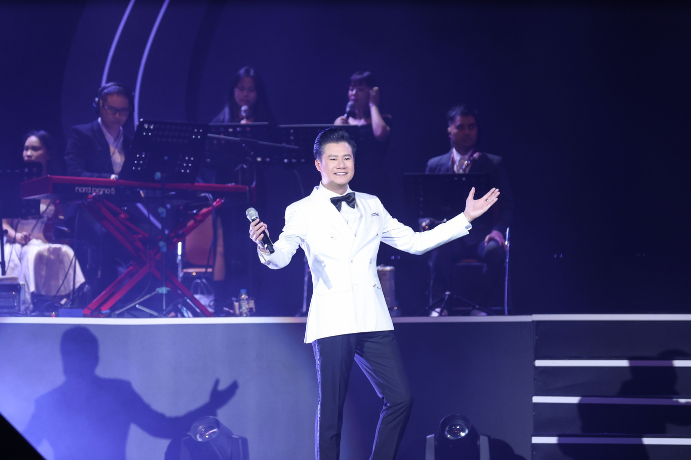 Quang Dũng thể hiện vai trò quý ông lịch lãm, ít nói trong đêm nhạc Tình nhớ.