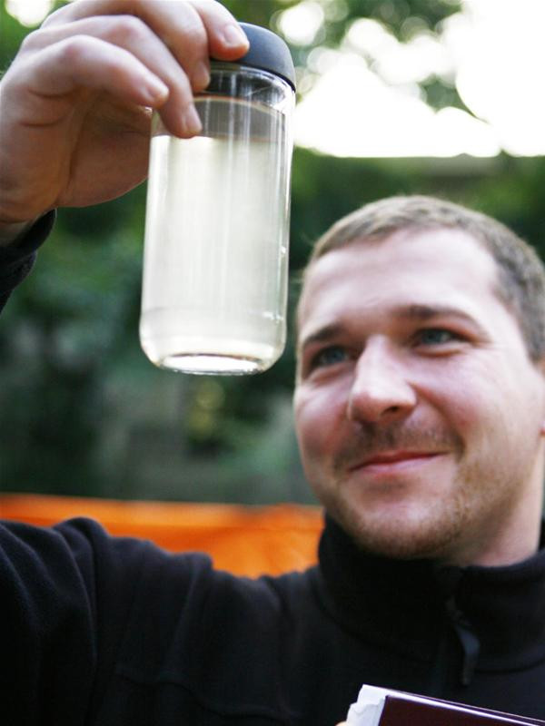 Chuyên gia sinh học người Đức Matthias Pitsch đang nghiên cứu nước hồ Gươm sau khi đã được lọc qua máy - Ảnh: Hồng Vĩnh