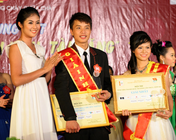 Hoa hậu Ngọc Hân và cặp đôi đoạt giải nhất cuộc thi là Nguyễn Anh Văn - Lê Quốc Đạt 