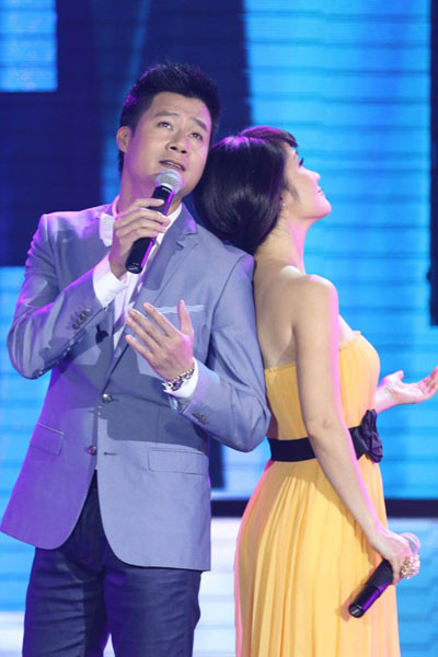 Chị và Quang Dũng còn song ca đầy ăn ý trong bài hát Bình yên. Mỗi nghệ sĩ đều tham gia với tiết mục đơn ca, song ca hay tam ca phối hợp với màn dàn dựng sân khấu quy mô, phù hợp với ý nghĩa của từng bài hát