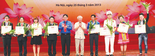 Anh Nguyễn Đắc Vinh và nguyên Phó thủ tướng Vũ Khoan trao giải thưởng cho những gương mặt trẻ Việt Nam tiêu biểu - Ảnh: Ngọc Thắng