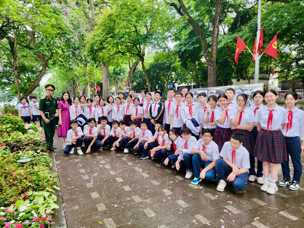 Tại buổi tham quan, cán bộ bảo tàng Chiến thắng B52 đã trực tiếp chia sẻ về những khoảnh khắc lịch sử hào hùng 56 ngày đêm lừng lẫy năm châu chấn động địa cầu của Chiến dịch lịch sử Điện Biên Phủ.