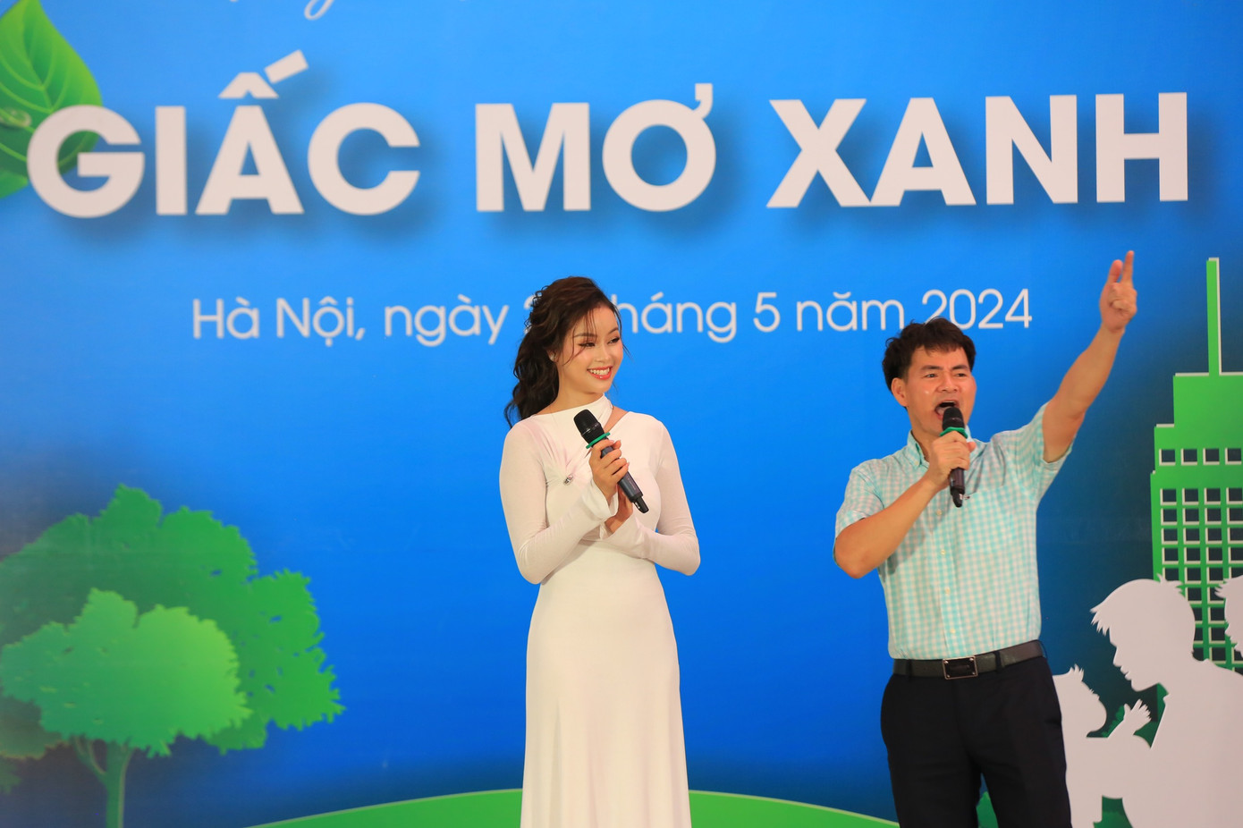 Nghệ sĩ nhân dân Xuân Bắc; Á hậu Đào Hiền giao lưu cùng các em học sinh