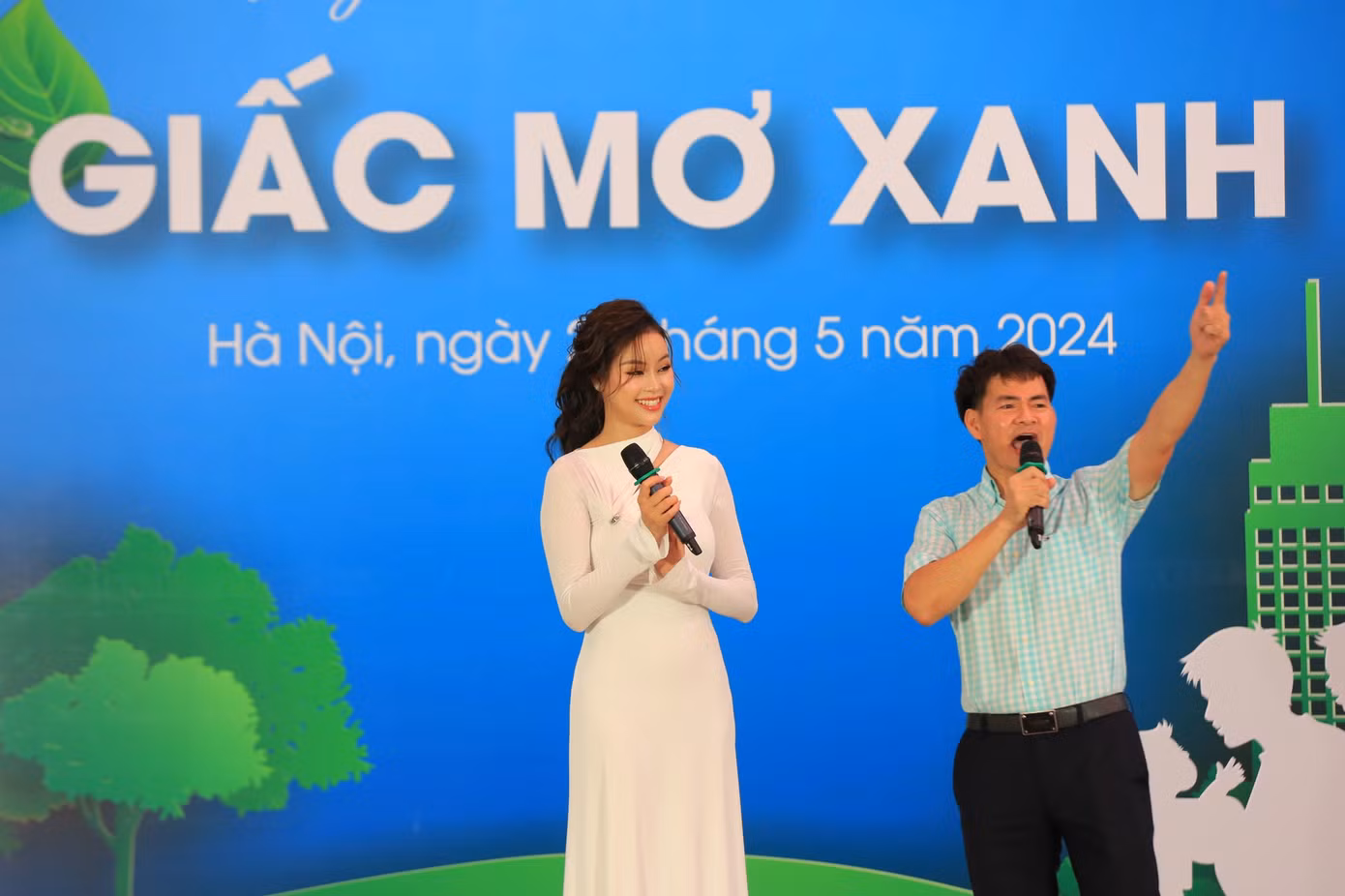 Nghệ sĩ nhân dân Xuân Bắc; Á hậu Đào Hiền giao lưu cùng các em học sinh