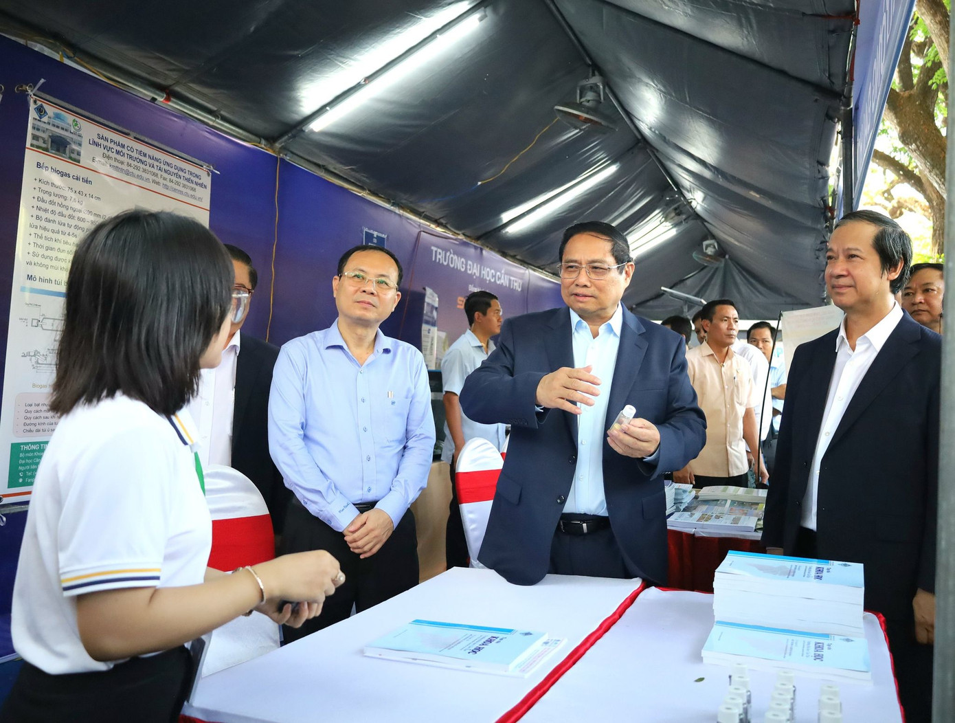 Thủ tướng thăm gian hàng khởi nghiệp tại Ngày hội