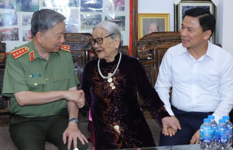 Đại tướng Tô Lâm và Bí thư Tỉnh ủy Đỗ Trọng Hưng cùng đoàn công tác đã đến thăm, tặng quà, tri ân bà Nguyễn Thị Mơ