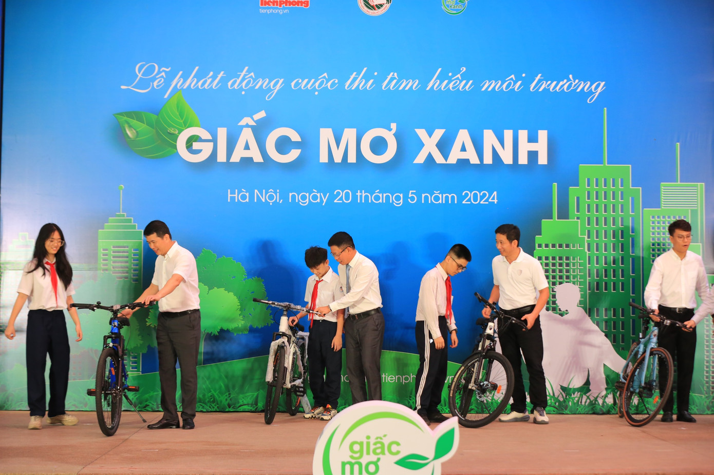 Một số phần quà được BTC trao cho học sinh.