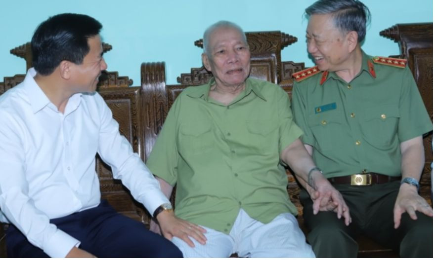 Đại tướng Tô Lâm và Bí thư Tỉnh ủy Đỗ Trọng Hưng cùng đoàn công tác đến thăm, tặng quà, tri ân ông Phạm Văn Hòa