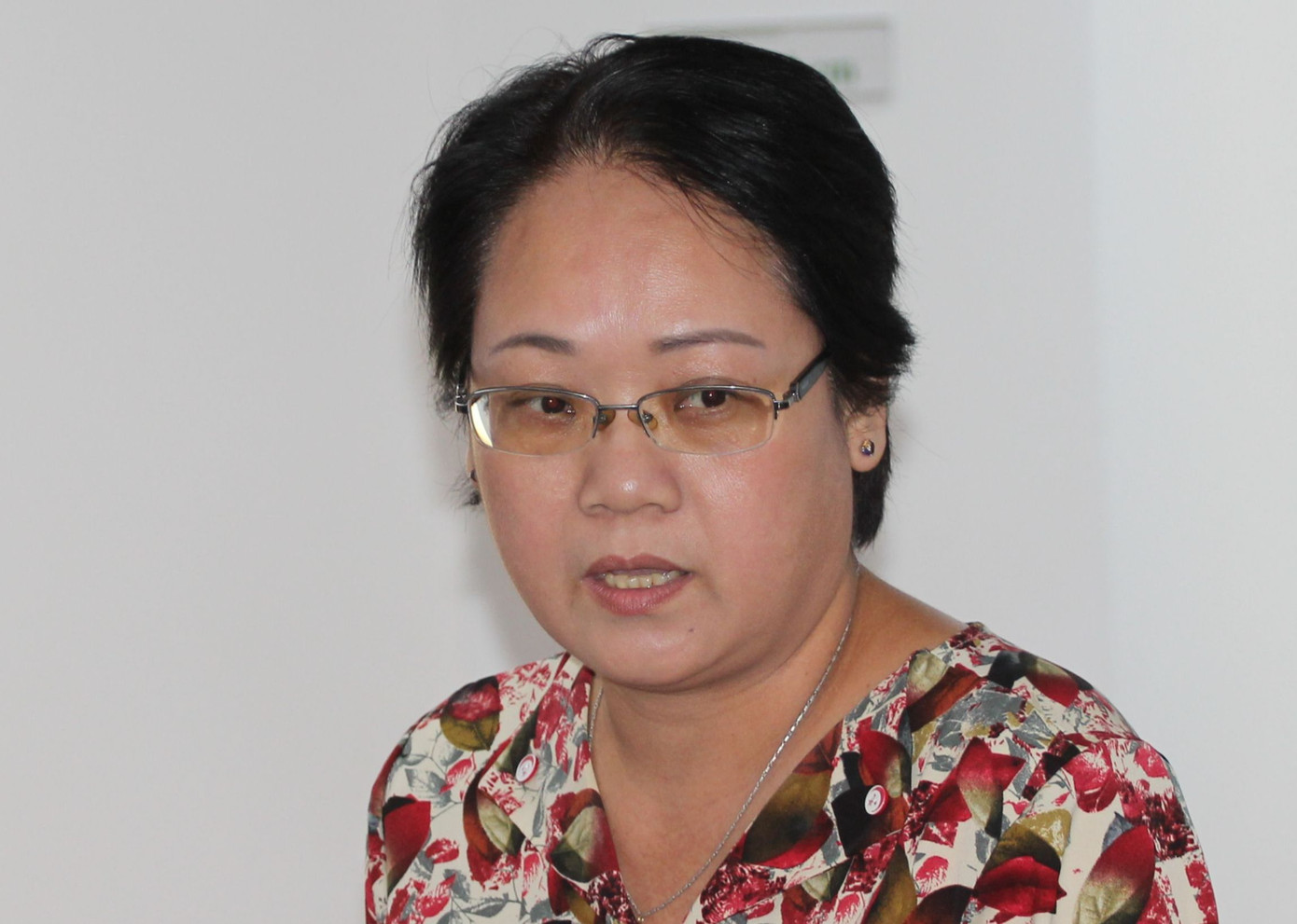 Bà Bùi Thị Hồng Vân, Trưởng phòng hợp tác quốc tế và truyền thông, Sở An toàn thực phẩm TPHCM trả lời tại họp báo. Ảnh: Thành Nhân