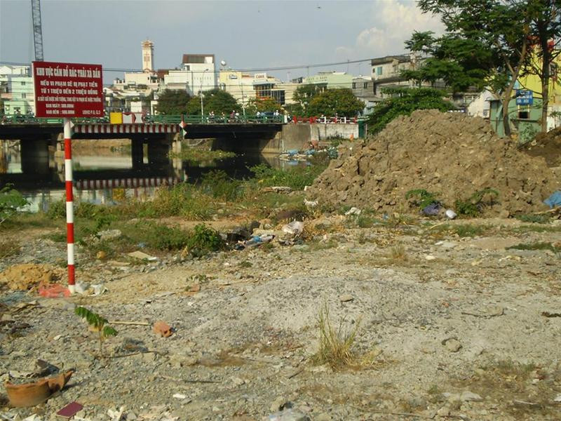 Rác xà bần bị đổ bừa bãi dưới chân bảng cấm (ảnh chụp tại bờ hữu kênh Nhiêu Lộc thuộc phường 8, quận 3 lúc 15 giờ 30 ngày 8/4). Ảnh: Hồng Hạnh Rác xà bần bị đổ bừa bãi dưới chân bảng cấm (ảnh chụp tại bờ hữu kênh Nhiêu Lộc thuộc phường 8, quận 3 lúc 15 giờ 30 ngày 8/4). Ảnh: Hồng Hạnh