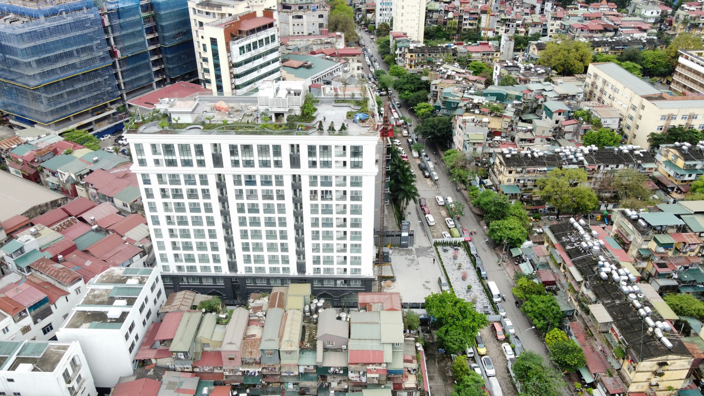 Dự án Miracle Tower tại số 8 Nguyên Hồng của Công ty Cổ phần in 15 liên tiếp vỡ tiến độ. Dự án Miracle Tower tại số 8 Nguyên Hồng của Công ty Cổ phần in 15 liên tiếp vỡ tiến độ.