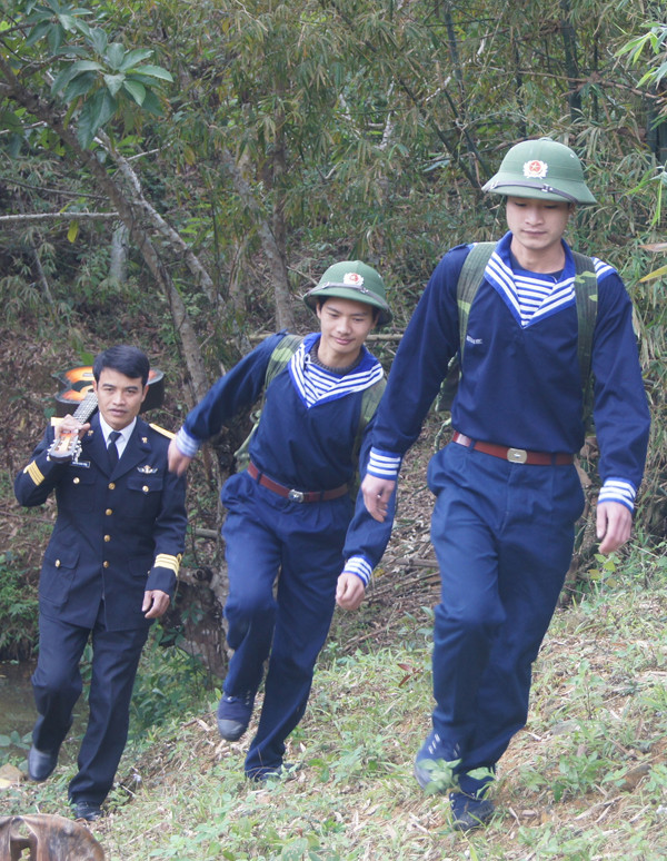 Lên đài quan sát ở đảo Trà Bản