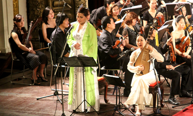 Nhưng lại nhấn nhá thanh âm đàn tì bà và ngâm thơ của nàng Kiều, do ca nương Phạm Thị Huệ, nghệ sĩ Vành Khuyên thể hiện