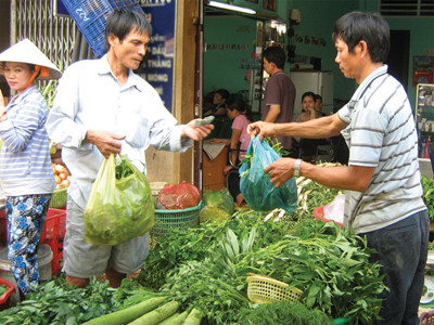 Dù chợ sỉ dội hàng, rớt giá nhưng giá bó rau, con cá tại chợ lẻ vẫn bị 