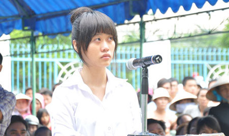 Cô gái tấn công CSGT đã nhận 9 tháng tù nhưng người tùy tiện tán phát clip cần được làm rõ.