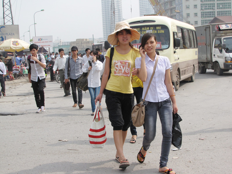 Vừa đi vừa gọi điện thoại cho người thân để thông báo về quê