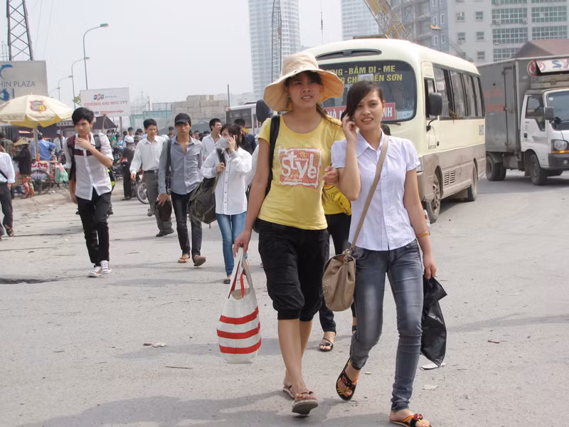 Vừa đi vừa gọi điện thoại cho người thân để thông báo về quê