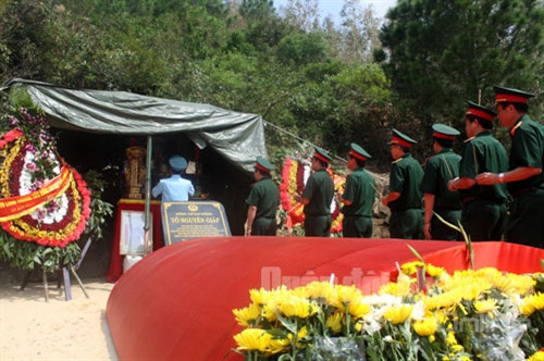 Đoàn công tác của Bộ Tổng tham mưu thắp hương trên ban thờ Đại tướng