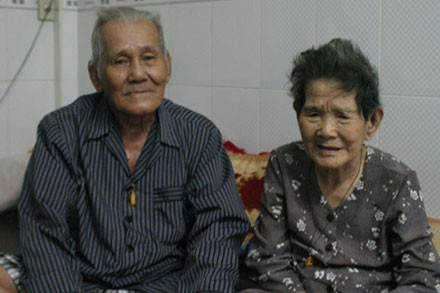 Cụ Hết và người vợ - bà Ba - trong căn nhà tình thương được sửa chữa sau khi trúng số