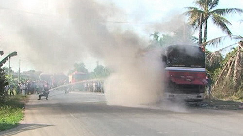 Xe khách bốc cháy ngùn ngụt trên quốc lộ 1A