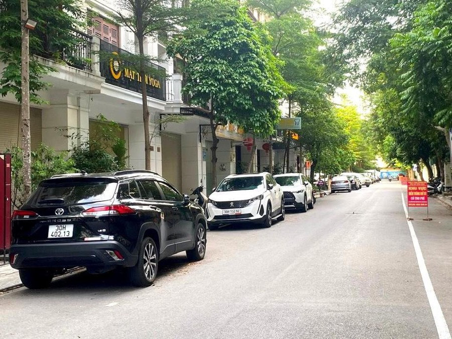 Người dân đỗ ô tô quanh khu nhà 90 Nguyễn Tuân